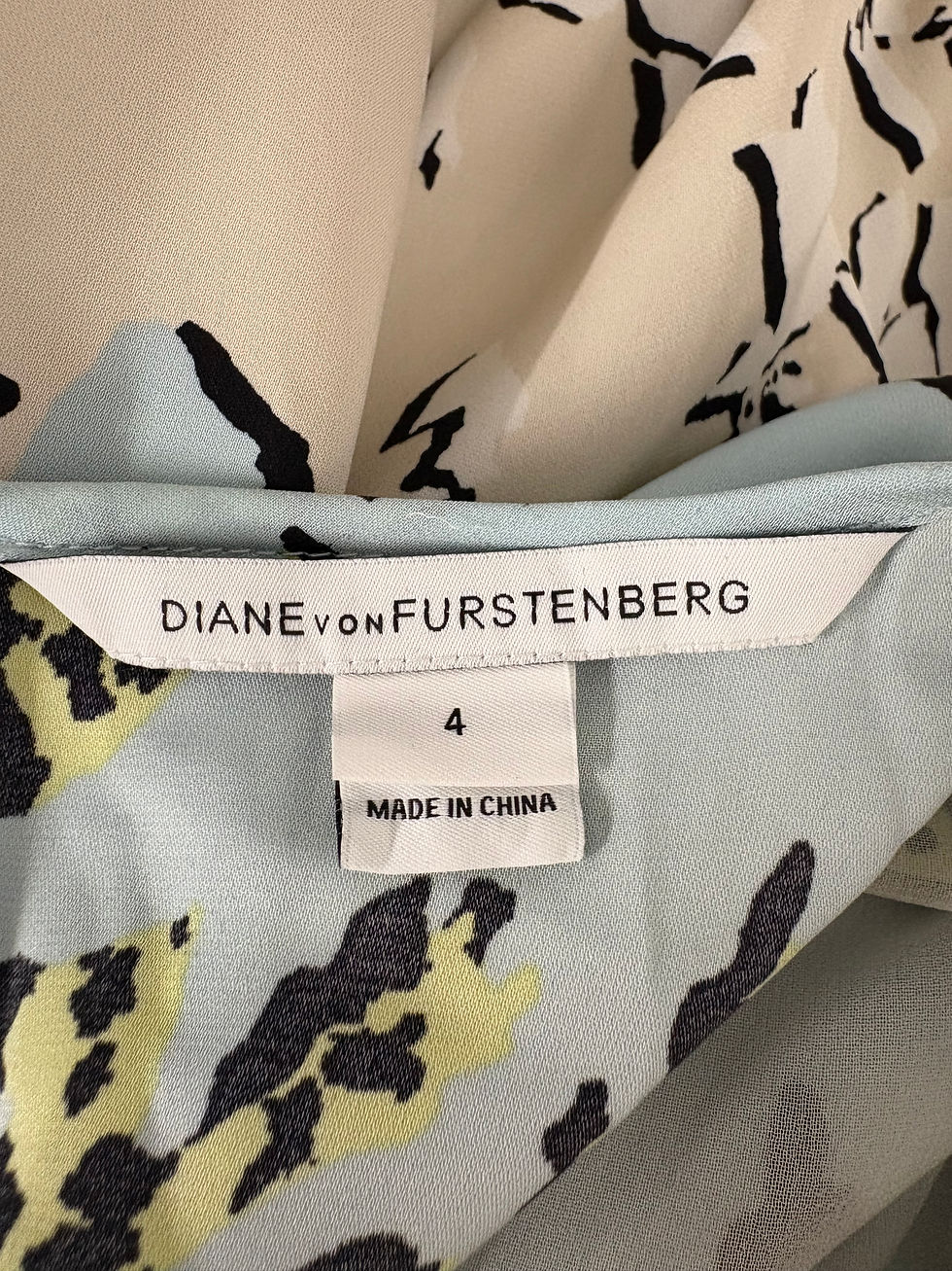 Miniaturbild: Diane Von Furstenberg label with size 4 and Made in China visible details.