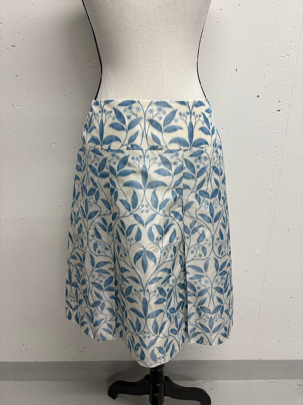 Miniaturbild: Hellblaue Blätter bedruckter Rock. Weiße Bluse mit blauem Blumenmuster. Perfekt.
