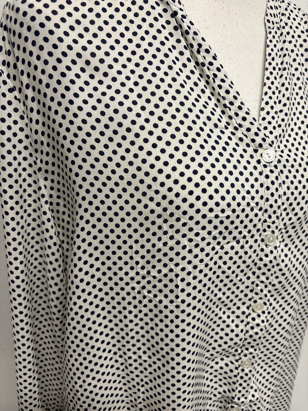 Weißes Hemd mit blauen Punkten und Knöpfen Detailaufnahme. SORGENFRI SYLT langer Cardigan Gr. M.