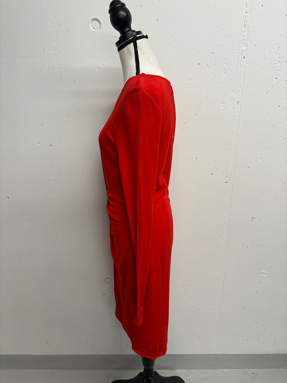 Miniaturbild: Rotes Kleid an einer Schaufensterpuppe.  Rotes Kleid vor weißem Hintergrund.