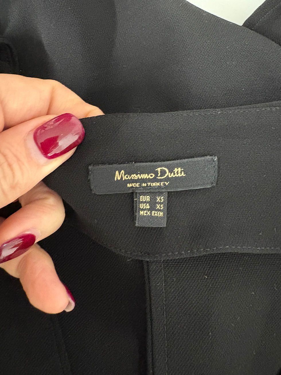 Miniaturbild: Schwarzes Massimo Dutti Kleid mit Etikett, EUR XS, USA XS, MEX XS Detail.