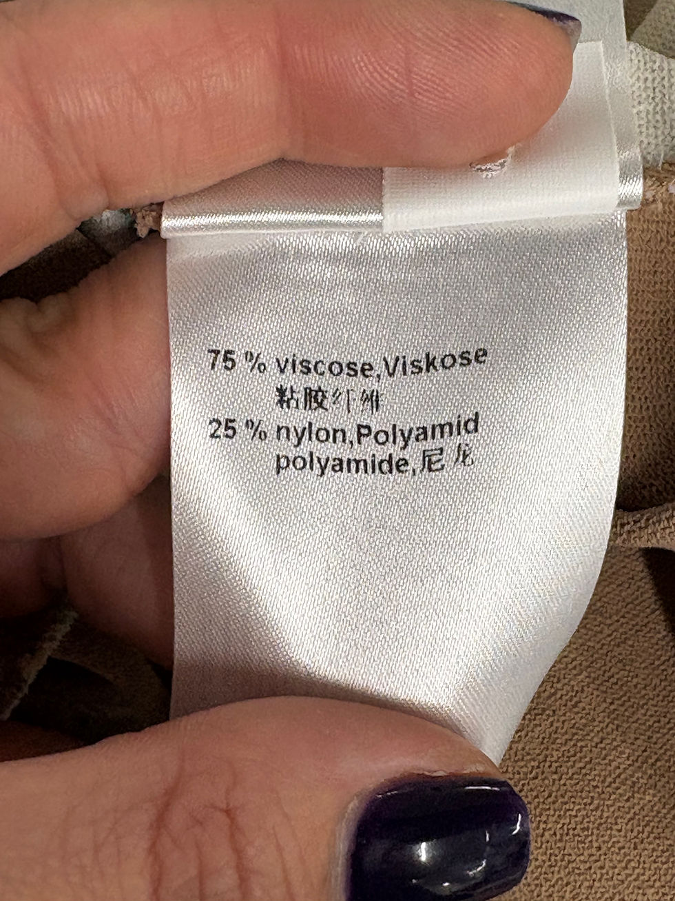 Miniaturbild: Kleid Etikett mit Text: 75% Viskose und 25% Nylon, Polyamid, polyamide.