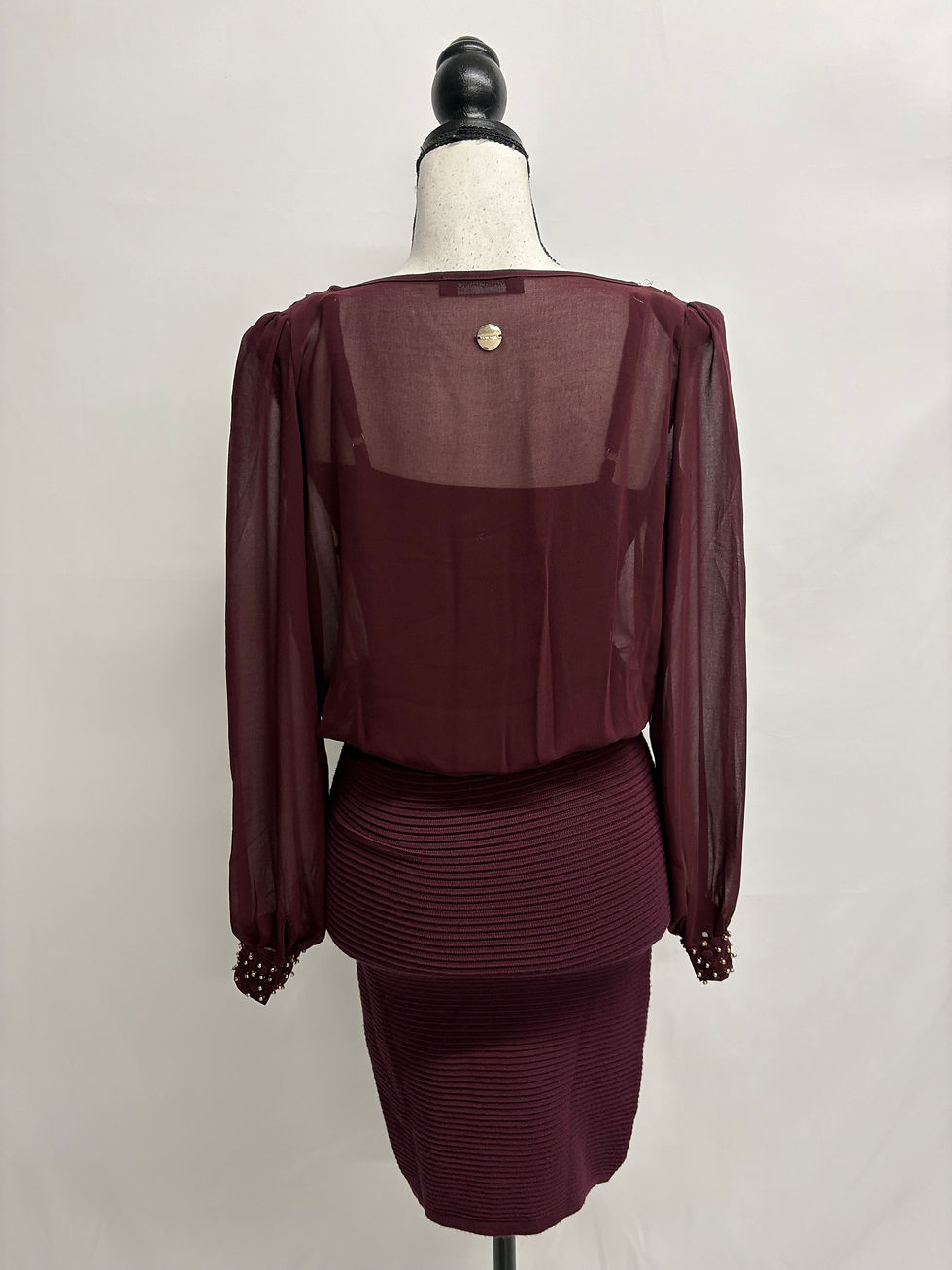 Miniaturbild: Dunkelrotes Kleid mit transparentem Oberteil, Detailansicht von hinten, elegantes Design