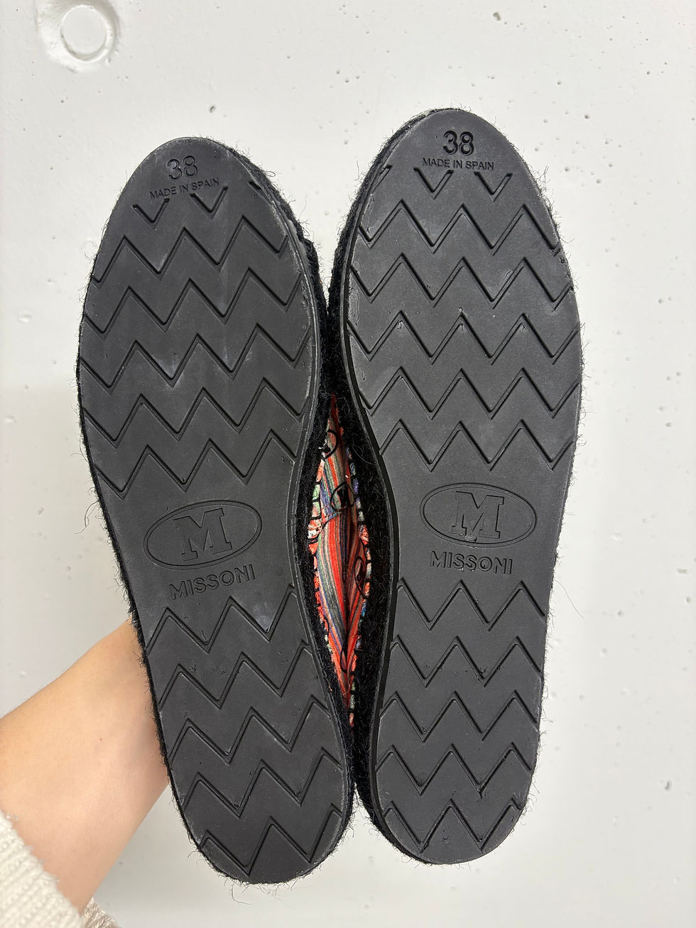 Miniaturbild: Zwei schwarze Missoni-Sohlen, Größe 38 und Muster, nah, haltend, Detail, Textur.