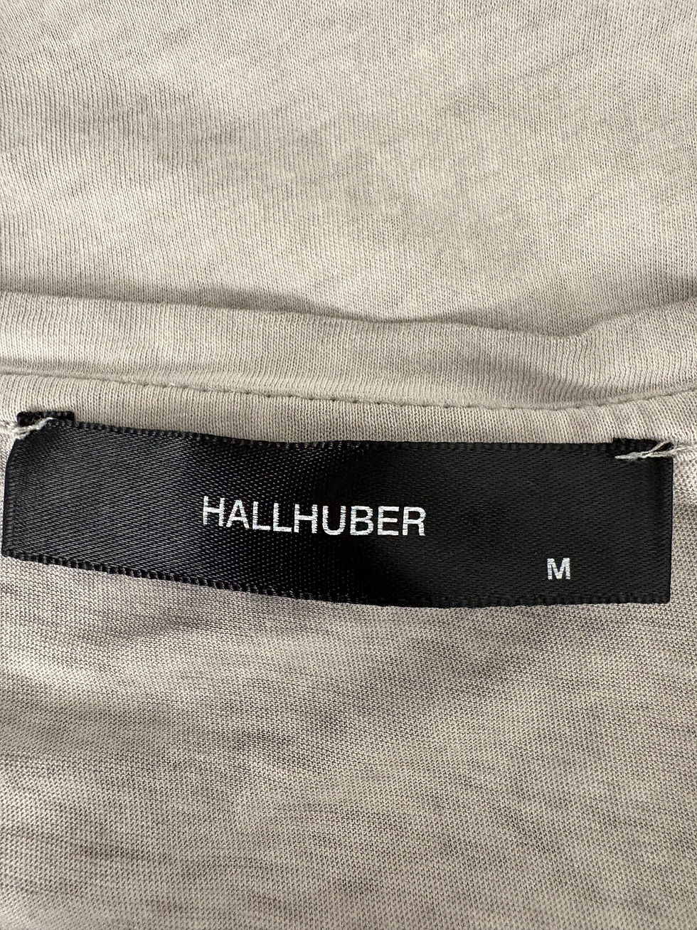 Miniaturbild: Nahaufnahme des HALLHUBER-Etiketts mit der Größe 