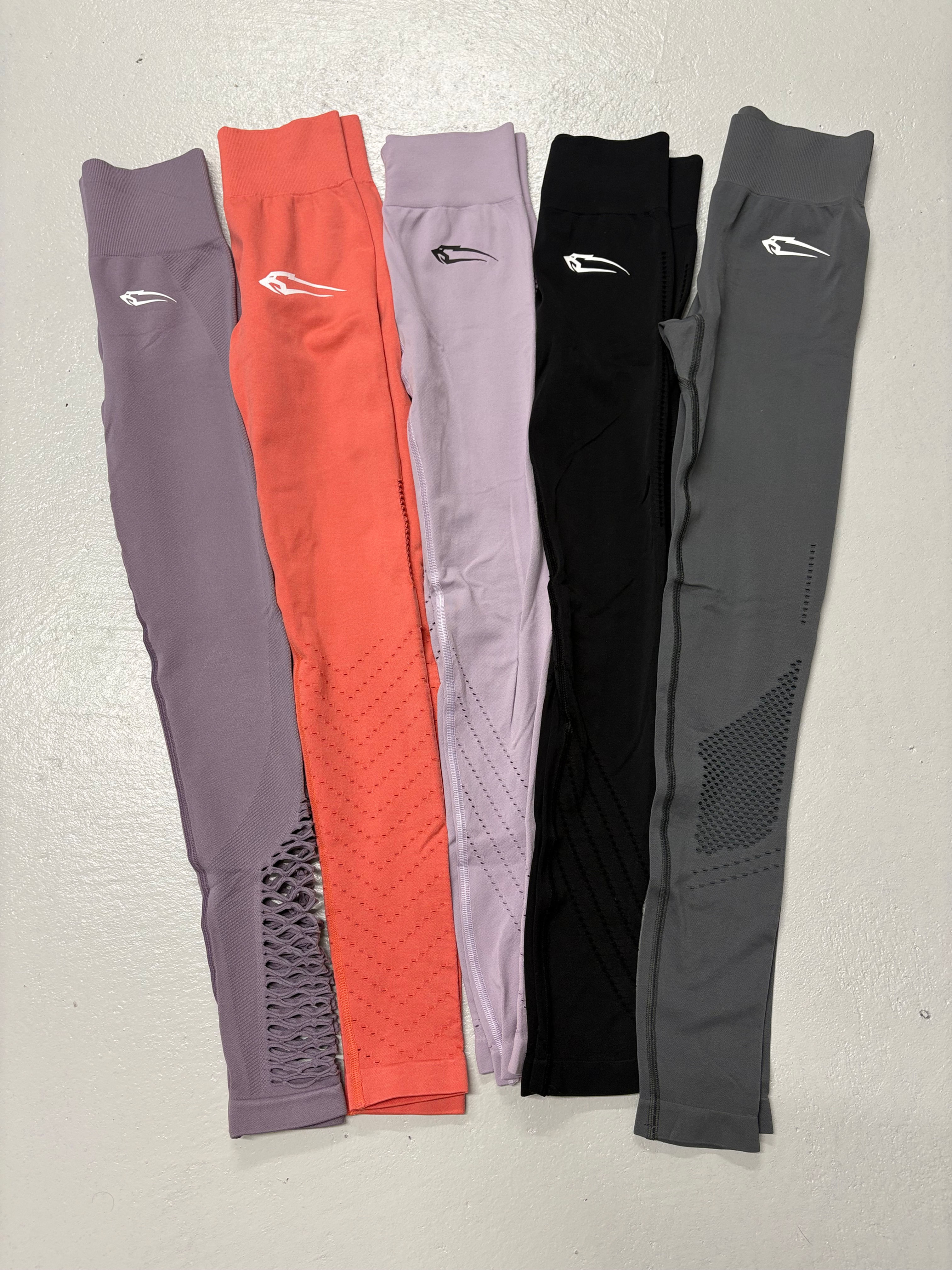 Fünf farbige Leggings, Logo, Sportbekleidung, elastisch, verschiedene Designs, im Atelier präsentiert