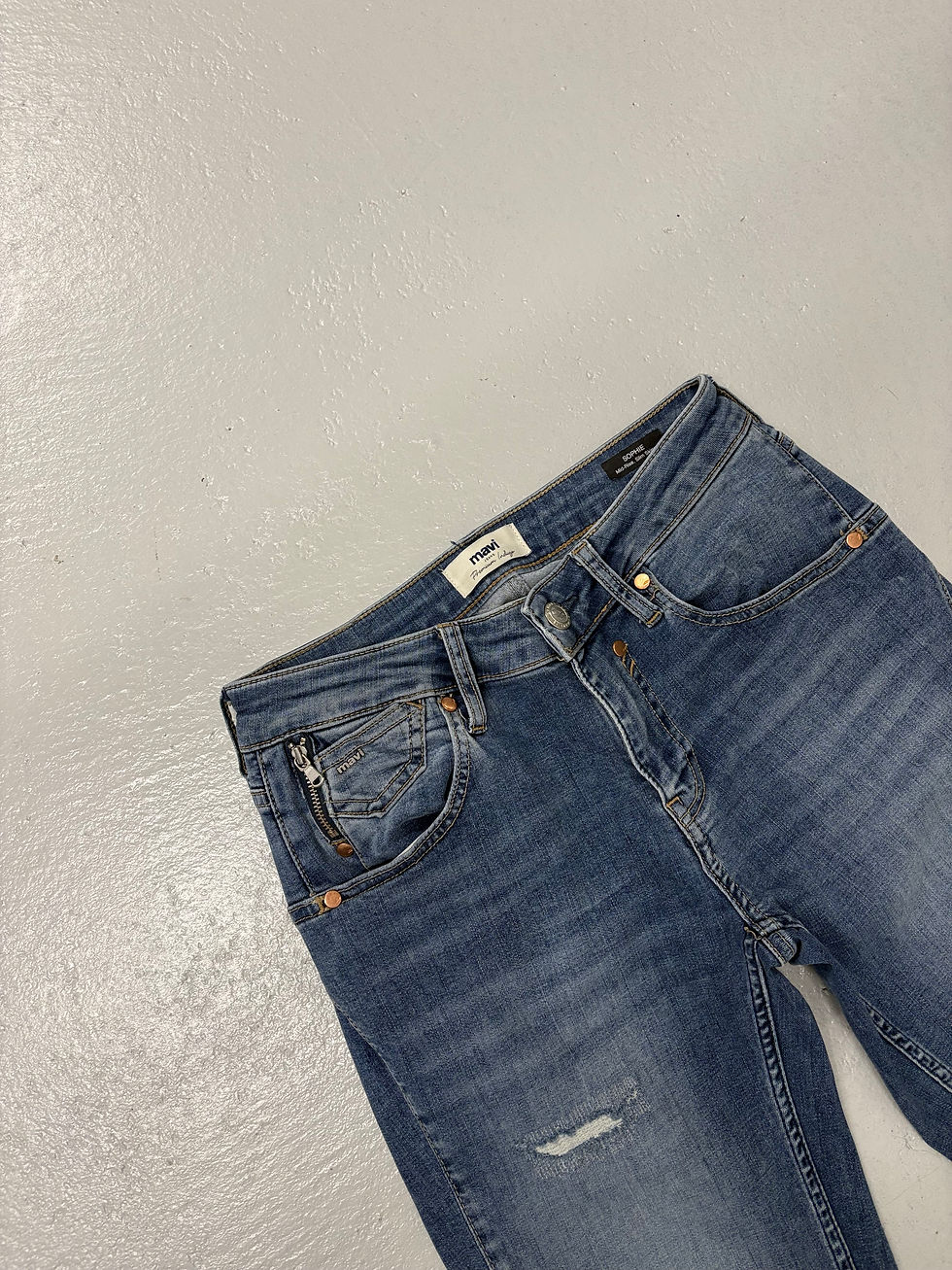 Miniaturbild: Blaue Jeans Hose mit Reißverschluss und Marke