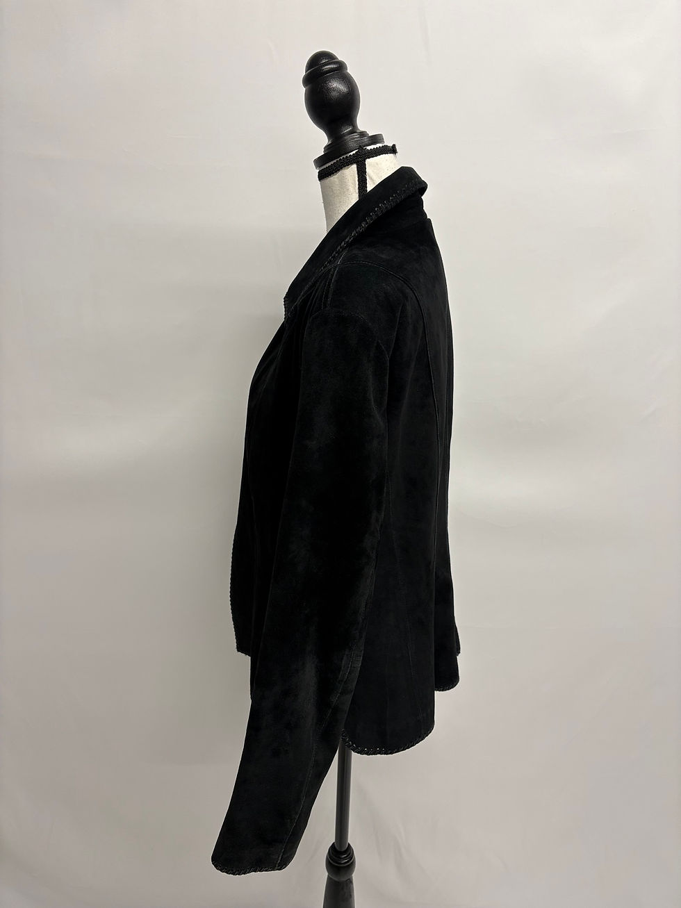 Miniaturbild: Schwarze Jacke auf einer Schaufensterpuppe. Mode im Detail. Studioaufnahme.
