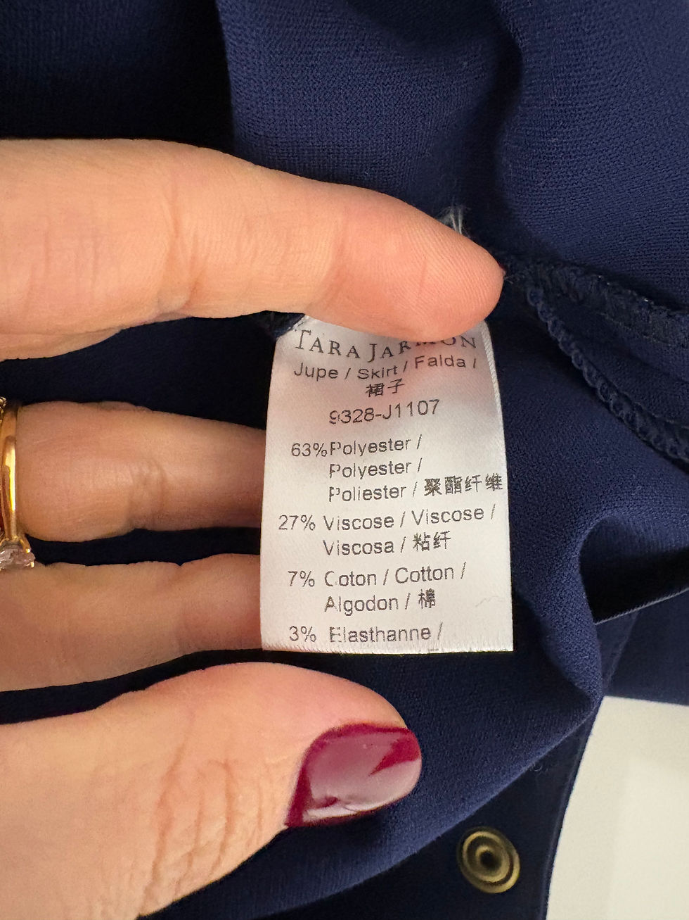 Miniaturbild: ZARA label details: Polyester, Viscose, Cotton, and Elastance, on dark blue fabric.