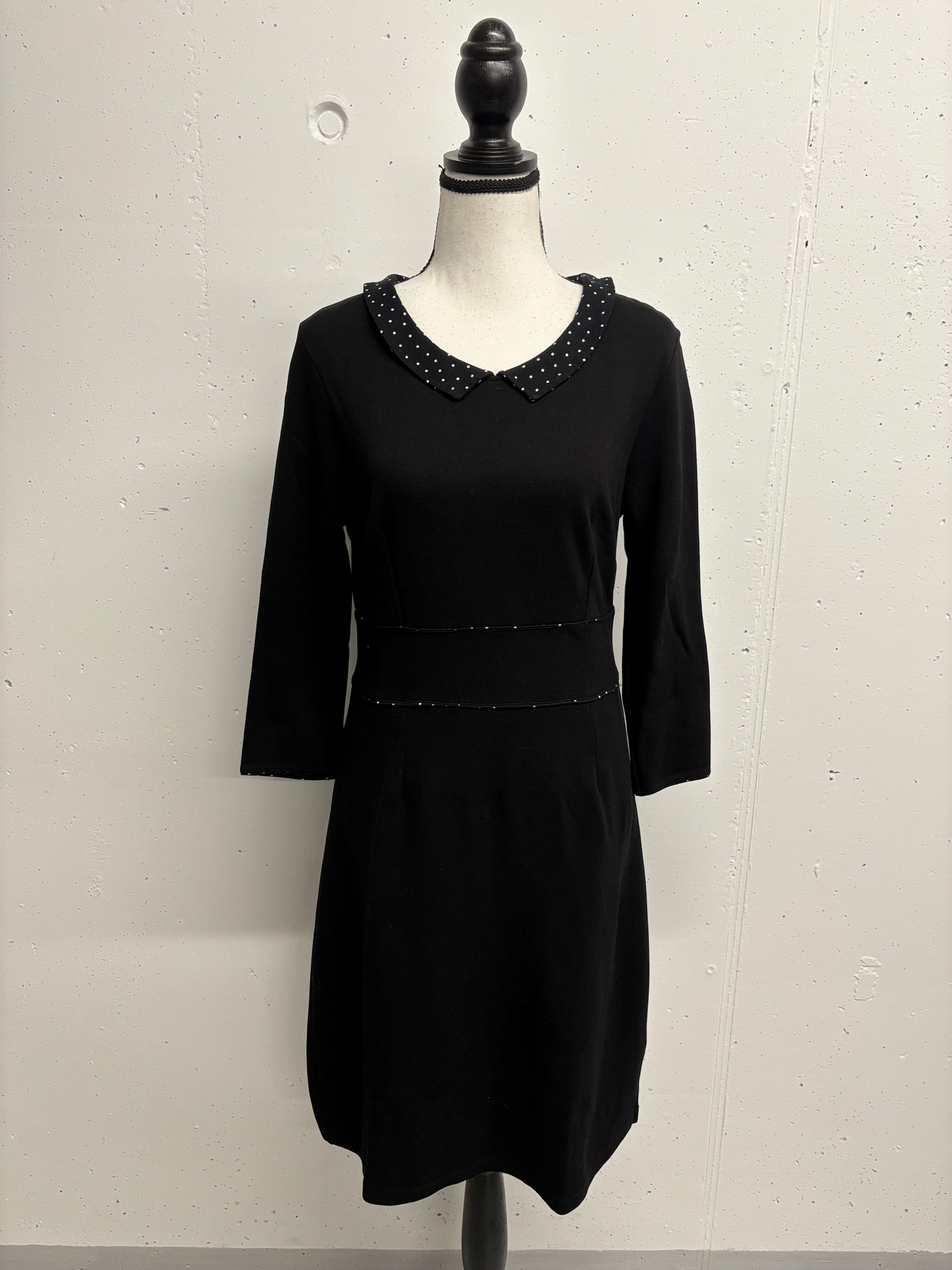 Schwarzes Kleid mit weißem Kragen auf einem Büstenständer. NKN NEKANE romantische Bluse Gr. S.