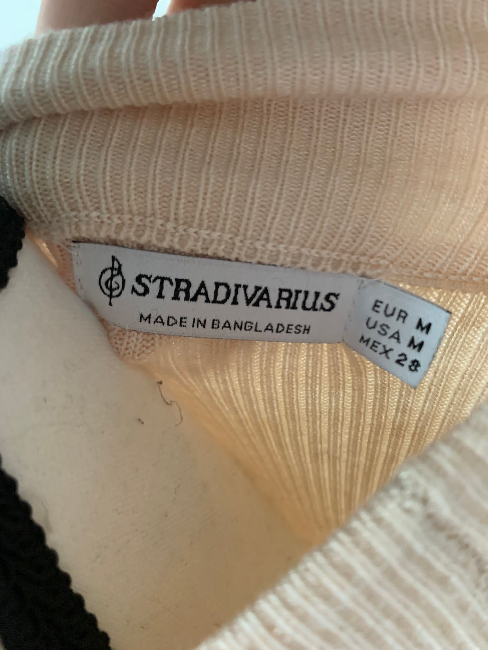 Miniaturbild: Stradivarius label close-up with "MADE IN BANGLADESH" and size details.