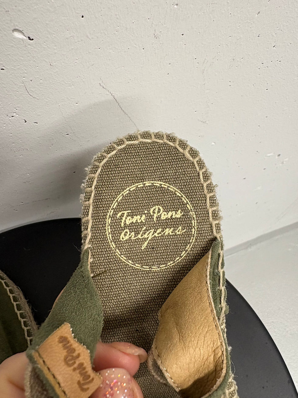 Miniaturbild: Toni Pons Origens Logo auf grünen Schuhen, Detailaufnahme, nah an der Sohle