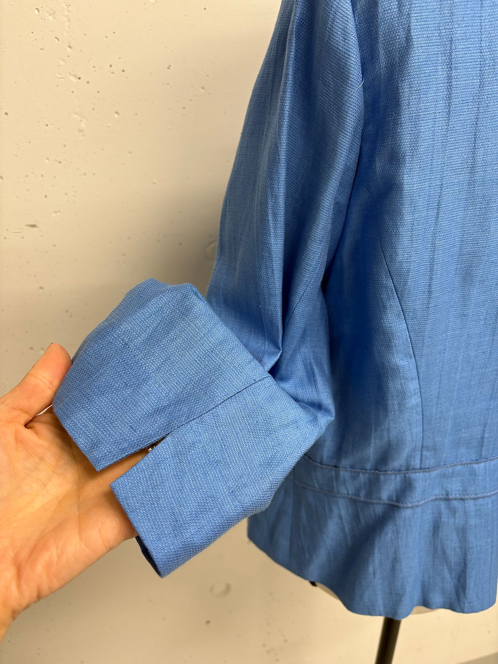 Miniaturbild: Nahaufnahme eines Ärmels einer hellblauen Jacke, Textil, Detail, Stoff.