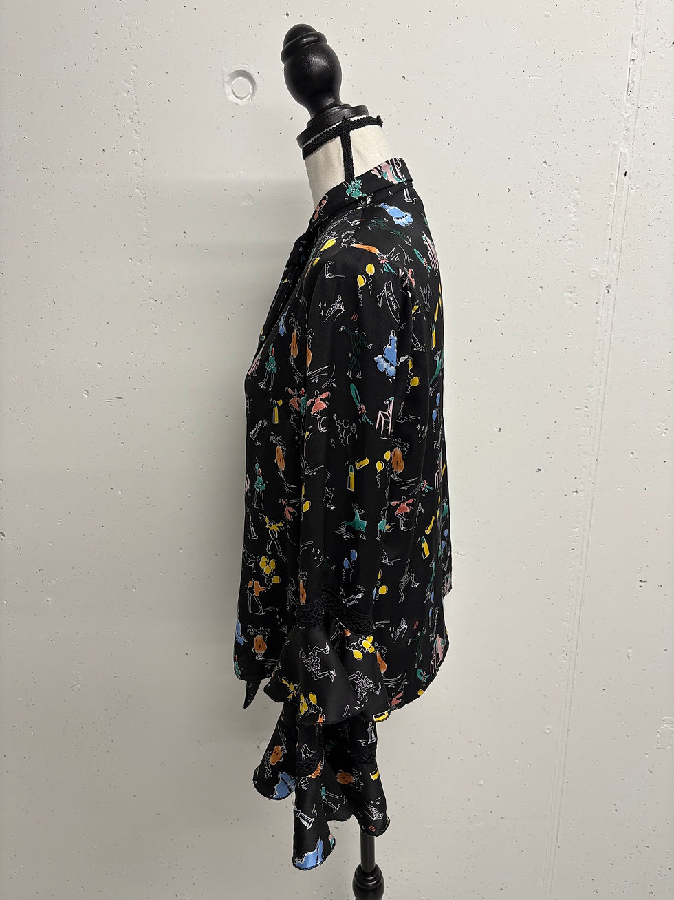 Schwarze Jacke mit bunten Mustern, GRACIA gemusterte Bluse Gr. M, auf einem Schaufensterpuppe