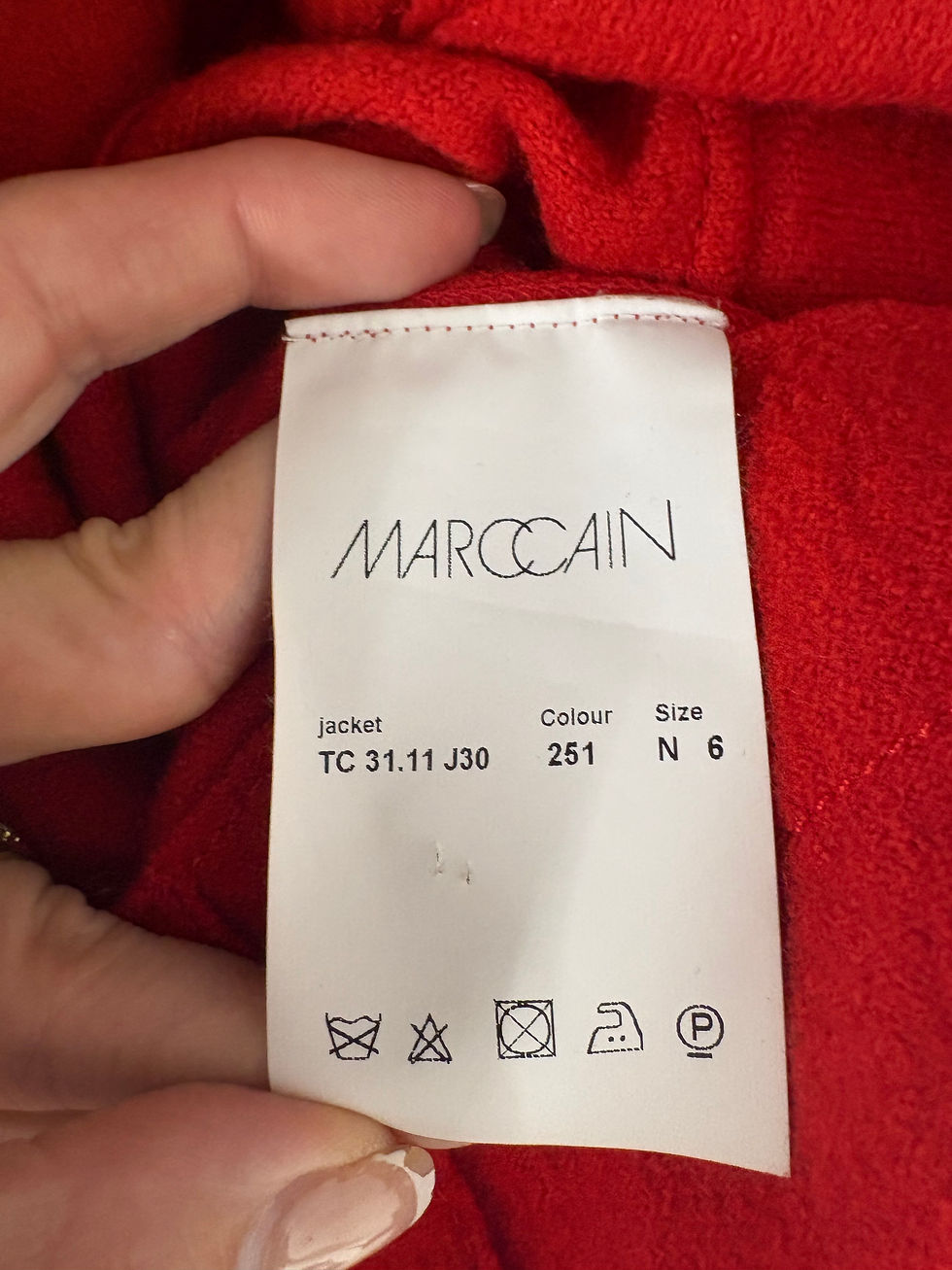 Miniaturbild: MARCCAIN jacket label with text details, including TC 31.11 J30, 261, and N 6