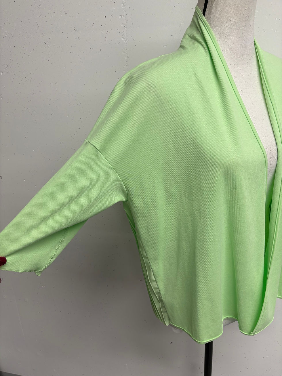 Hellgrüner Cardigan, lockere Passform, offene Front, lässiger Look, lange Ärmel, Damenmode.