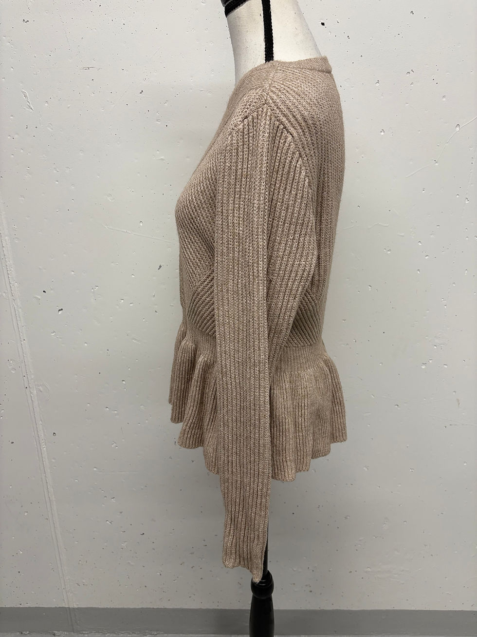 Beige gerippter Pullover mit Schößchen, elegantes Design, perfekt für Damen.