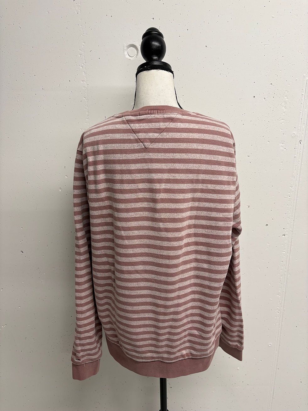 Miniaturbild: Dunkelrosa gestreifter Pullover auf einer Schaufensterpuppe, Detailaufnahme, HALLHUBER Kaschmirpullover Gr. M/L.