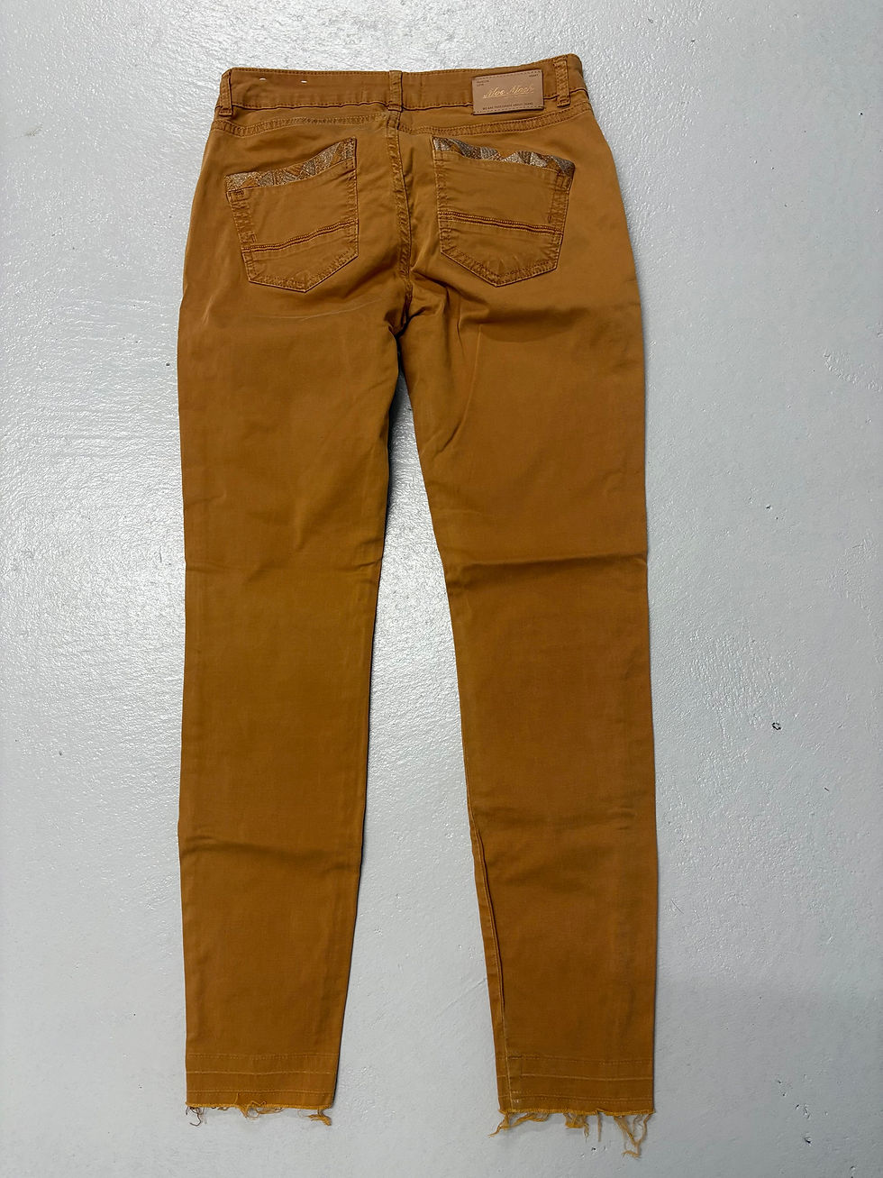 Gelbe Hose, Ansicht von hinten, MOS MOSH Hose "Sumner Decor Pant" Gr. 27, auf hellem Untergrund.