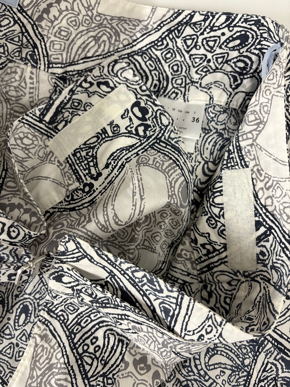 Miniaturbild: Gemusterte Bluse mit Kragen und Größe 36 in Schwarz-Weiß-Design.