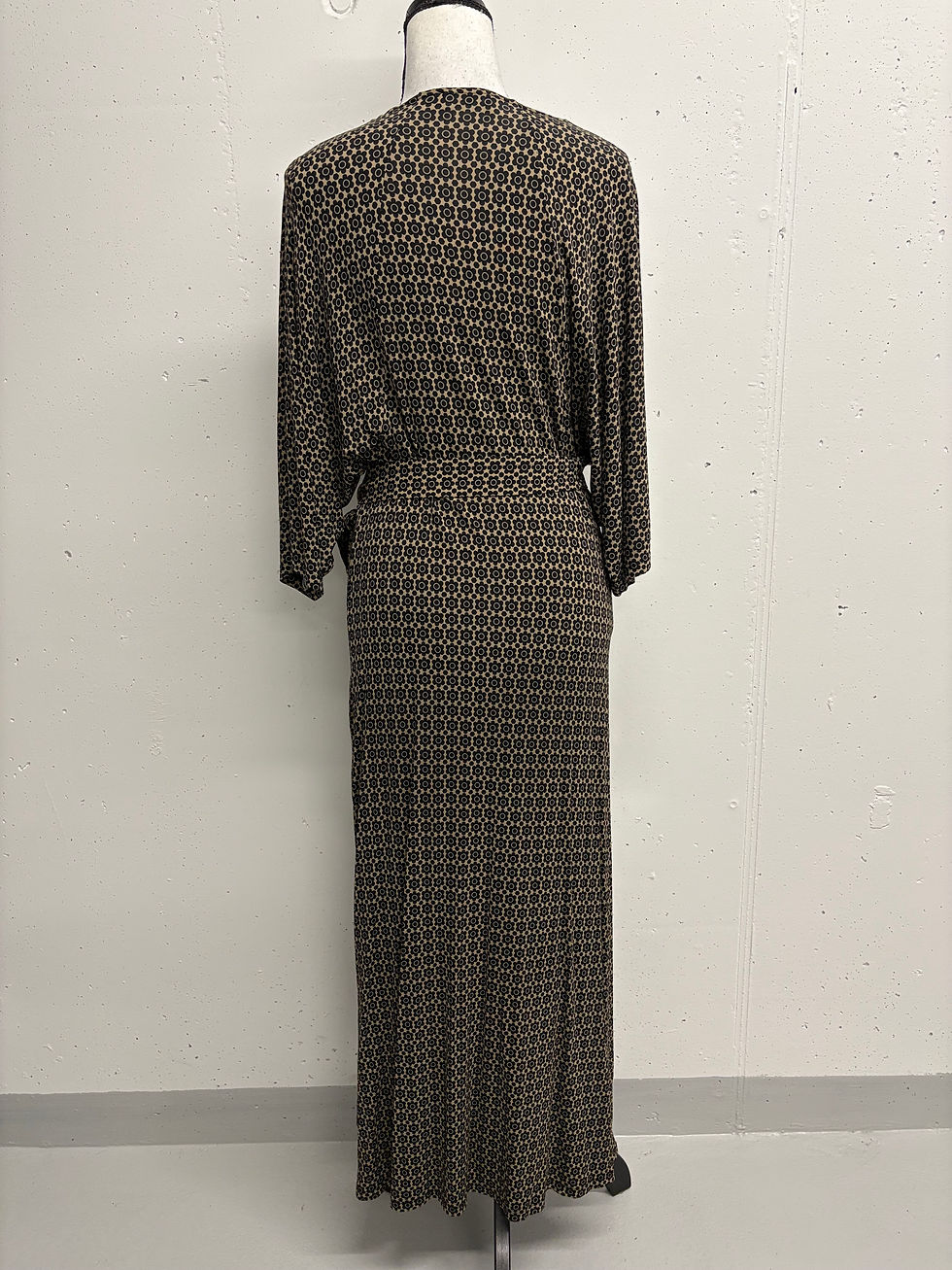 Miniaturbild: Damen Maxikleid mit Muster, elegante Mode, steht vor einer weißen Wand.