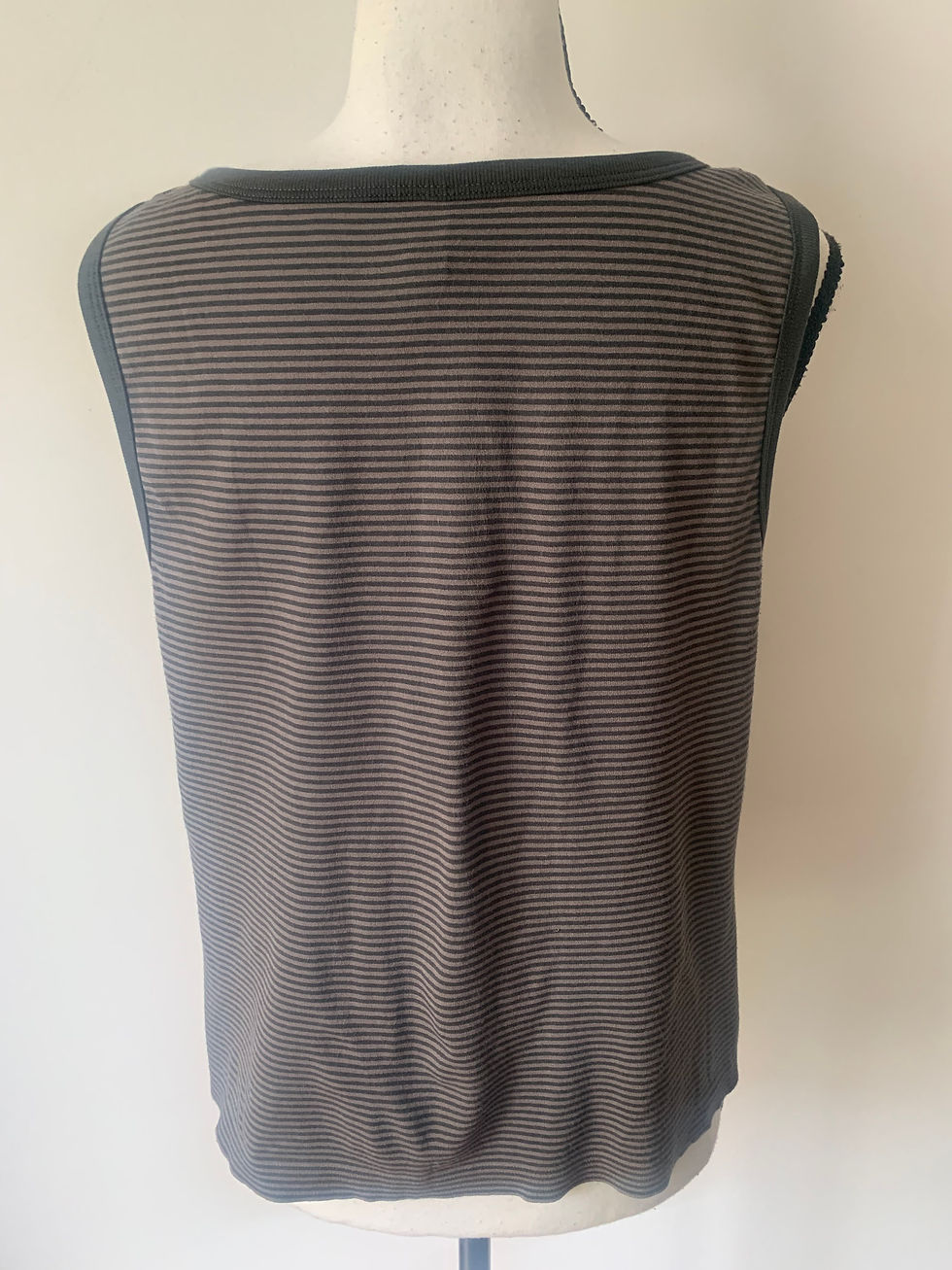 Miniaturbild: Dunkelgraues Tanktop mit horizontalen Streifen, Rückansicht auf hellem Hintergrund.