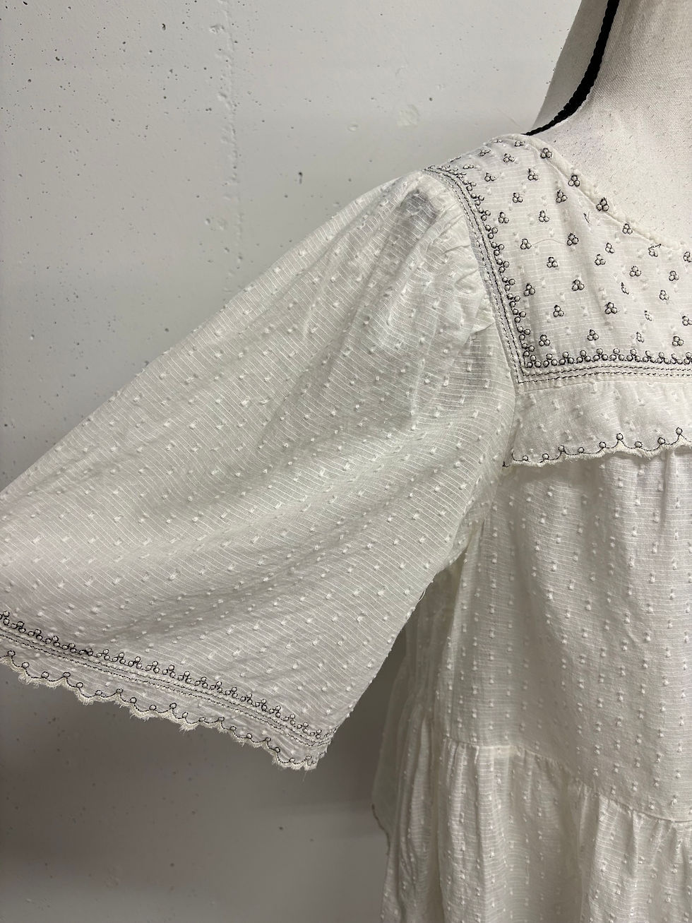 Miniaturbild: Weiße Bluse mit Stickerei Gr. S mit Spitze und Puffärmeln, detailreich gearbeitet.