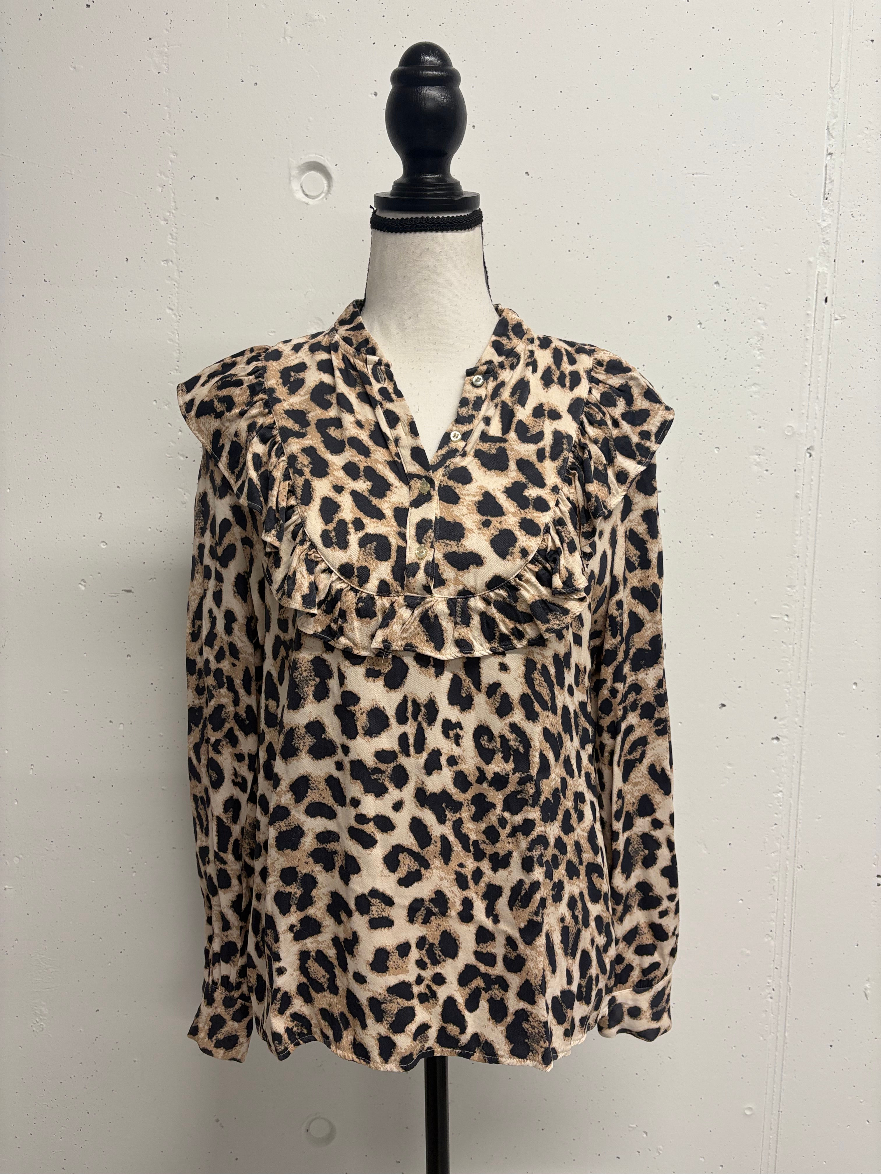 Leopardenmuster Bluse mit Rüschen auf einer Schaufensterpuppe.