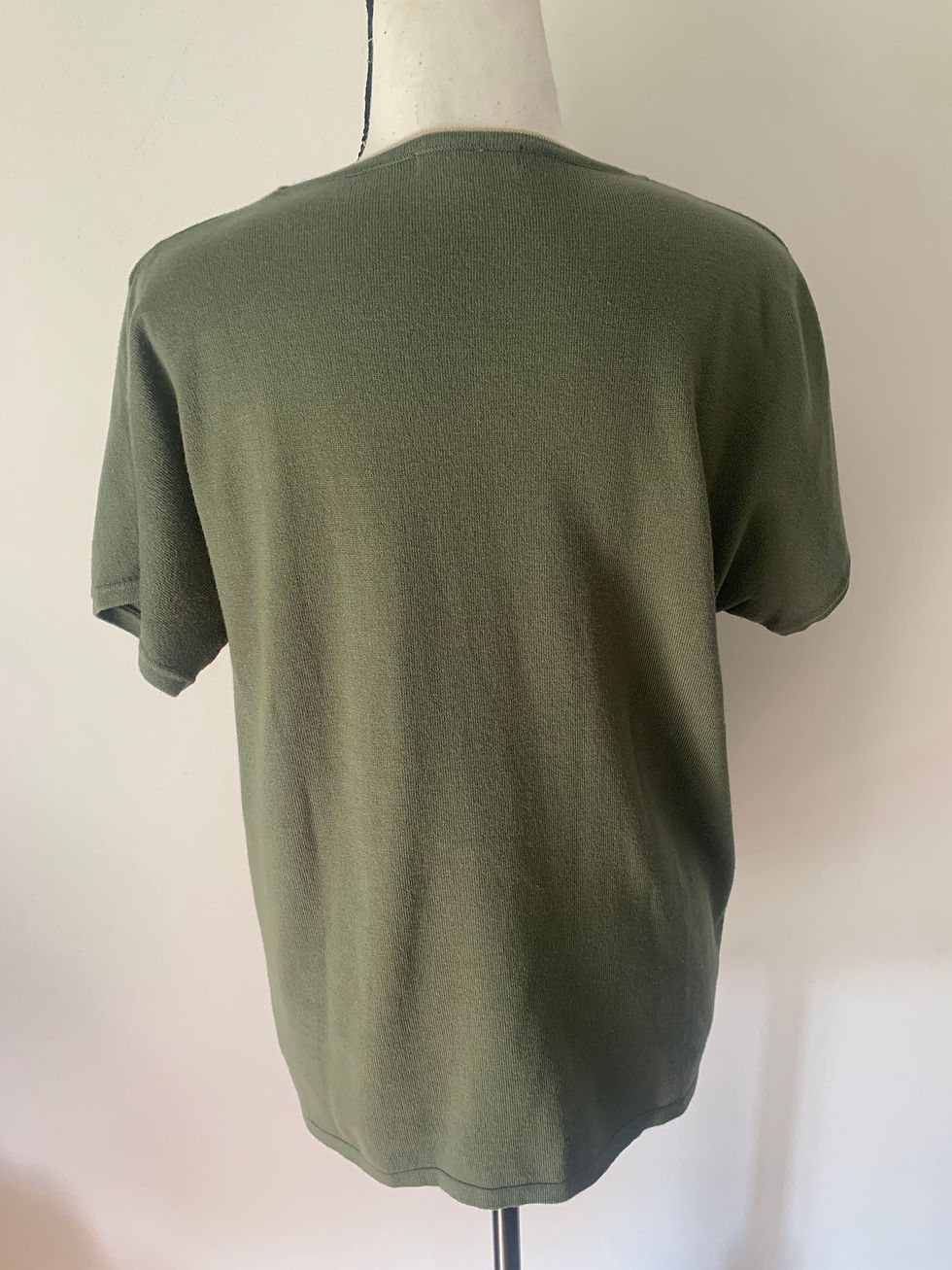 Miniaturbild: Rückansicht des olivgrünen T-Shirts, MARC CAIN Sports Shirt mit Pailletten Gr. 38.