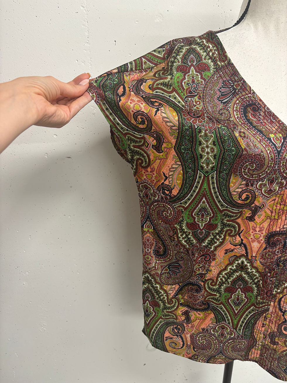 Miniaturbild: Hand hält farbenfrohes Paisley-Muster Wickelkleid nahe an der Wand. MOLLY BRACKEN Wickelkleid Gr. M.
