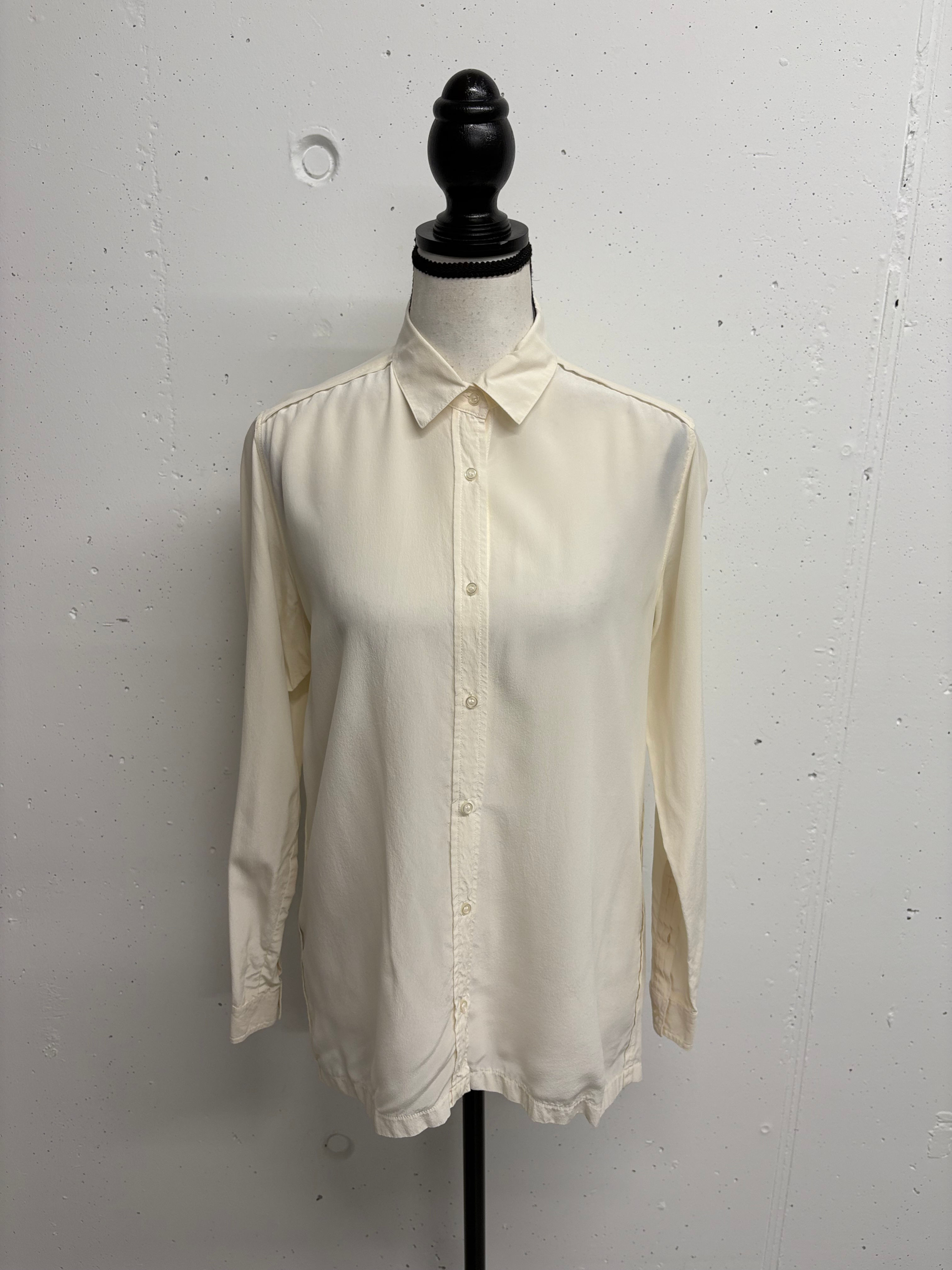 Cremefarbenes Hemd auf einer Schaufensterpuppe mit Knöpfen und Kragen