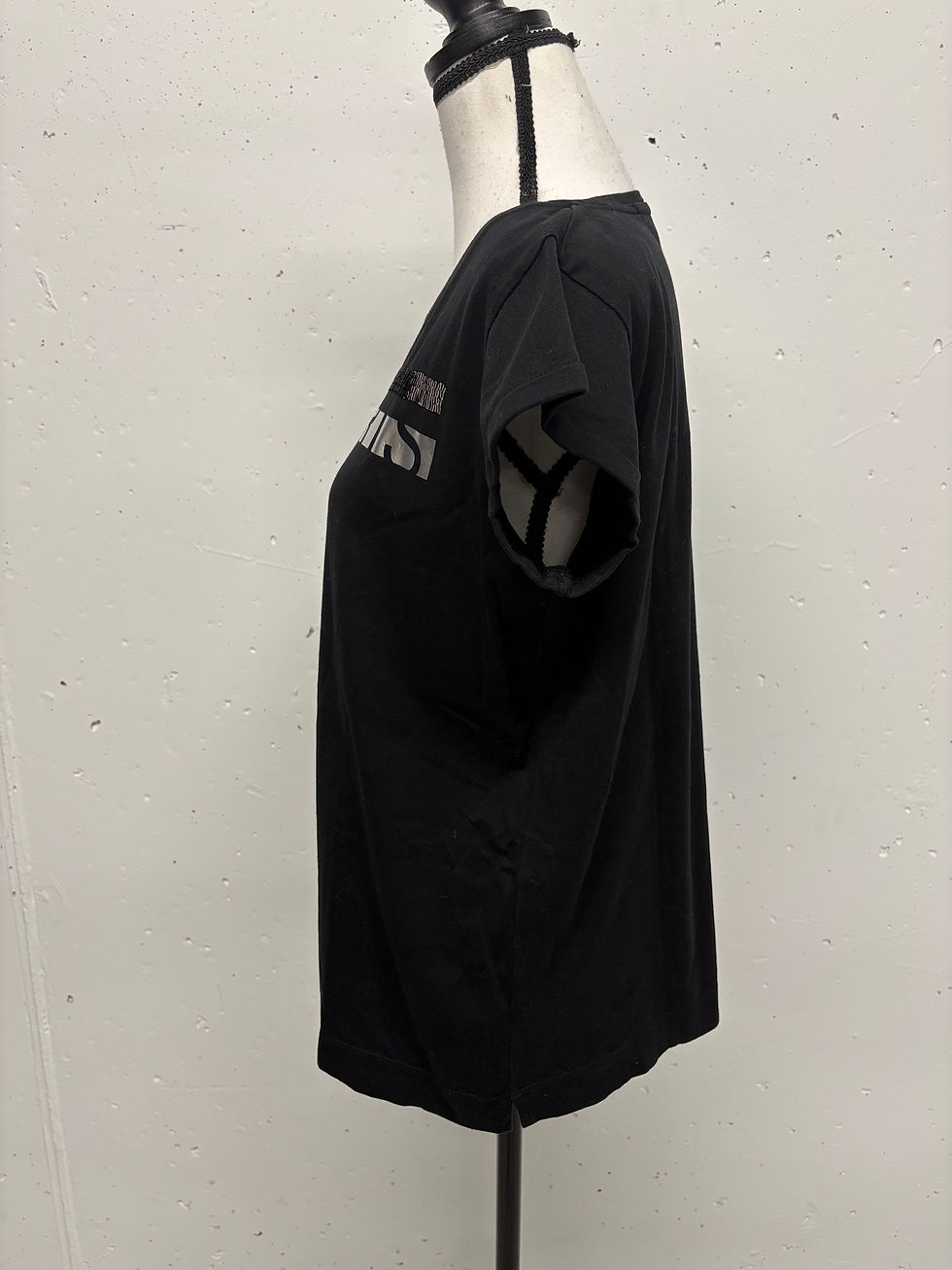 Miniaturbild: Schwarzes T-Shirt mit dem Aufdruck "LEBEN", MARC CAIN Sports Shirt mit Pailletten Gr. 38, Seitenansicht.