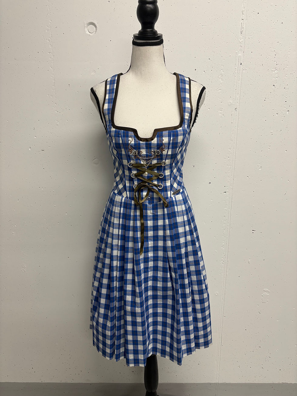 Miniaturbild: Blaues kariertes Kleid auf Schaufensterpuppe. MORGANA extravagantes Kleid Gr. L/XL