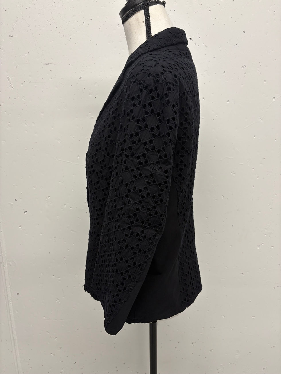 Miniaturbild: Schwarzer Lochmuster Blazer im Profil vor hellem Hintergrund. LIEBLINGSSTüCK Strickjacke Gr. 36