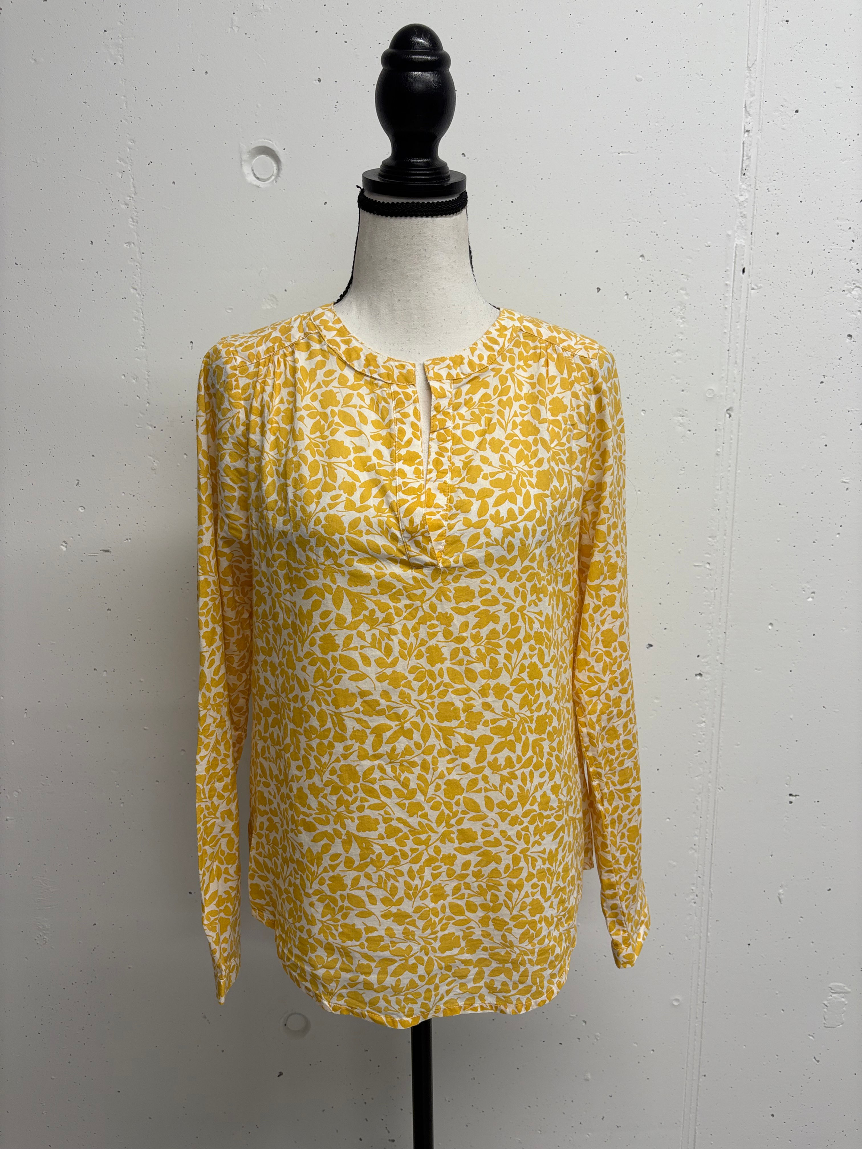 Gelbes Damenoberteil mit Blumenmuster, für Mode- und Outfit-Inspiration, Detailfoto