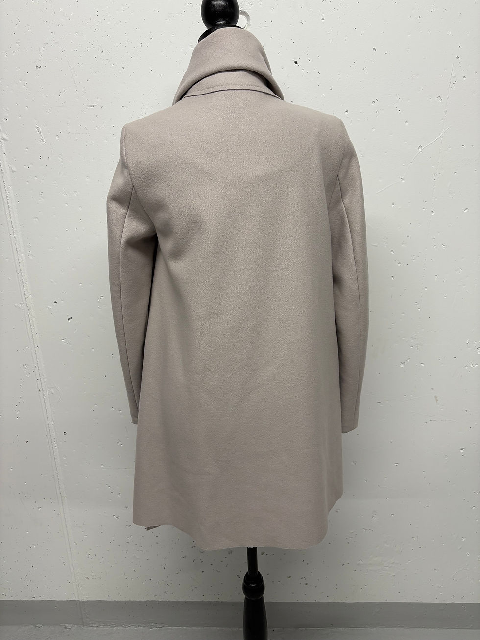 Miniaturbild: Beige Mantel, Rückansicht, auf einem Kleiderständer, Produktpräsentation, LIEBLINGSSTüCK Strickjacke Gr. 36