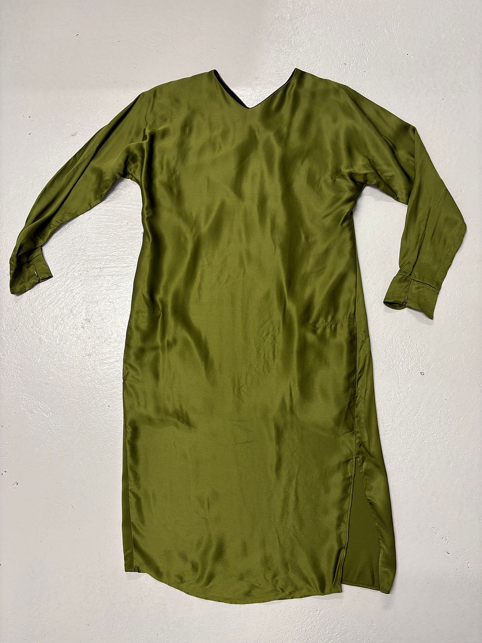 Miniaturbild: Olivgrünes Seidenkleid mit V-Ausschnitt, elegante Kleidung für besondere Anlässe.