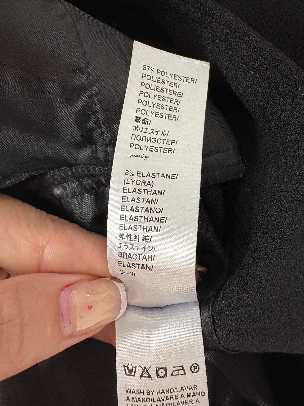 Miniaturbild: Kleidungsetikett mit Text: 97% POLYESTER, 3% ELASTANE in verschiedenen Sprachen detailgetreu.