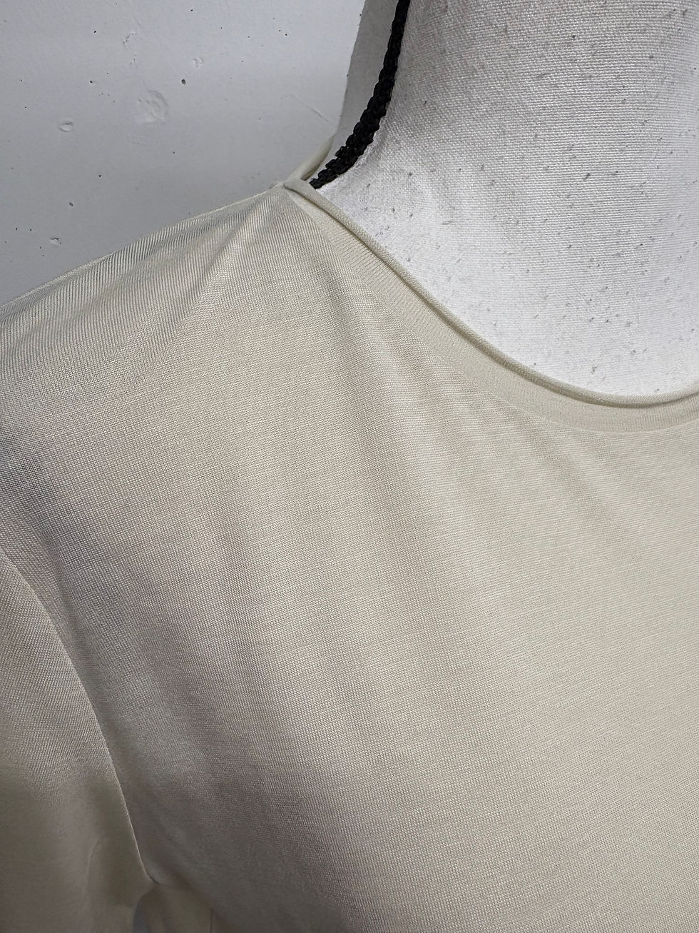 Beige Top Detail, neck close up. Minimalist design. ZARA bestickte Bluse Gr. M