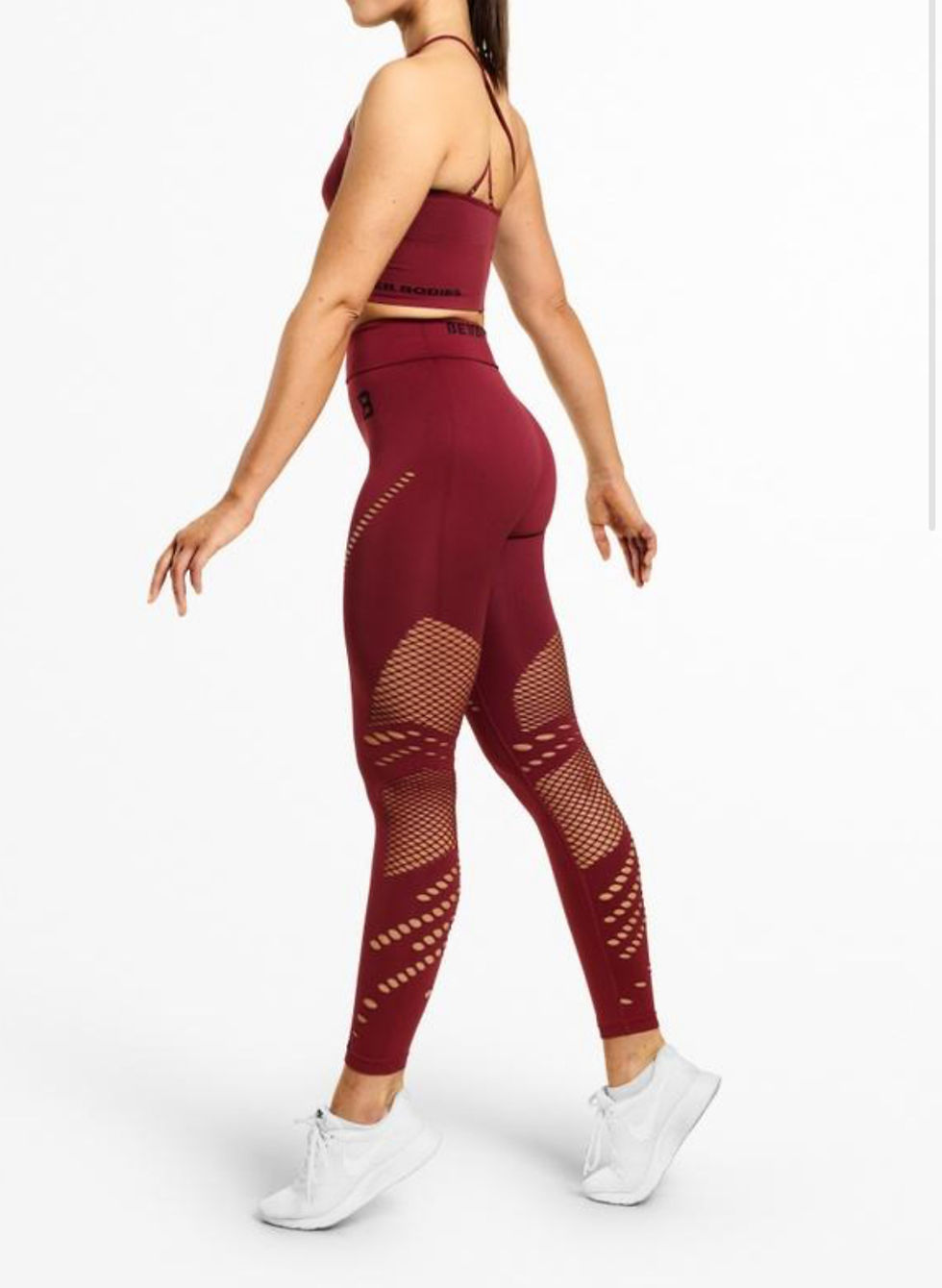 Frau in roter Sportbekleidung posiert, Fitness-Outfit, elegante Mode, Training und Sport.