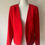 Miniaturbild: Roter Blazer mit offenem Schnitt. Goldene Reißverschlüsse. Schickes, rotes Outfit.
