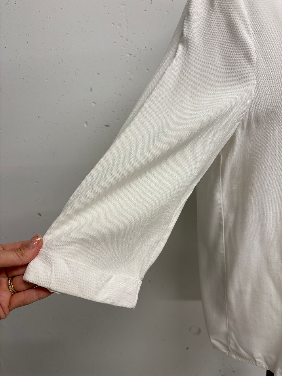 Miniaturbild: Nahaufnahme eines weißen Blusenärmels. YAYA Bluse aus Viskose Gr. 36. Textil-Detailansicht.