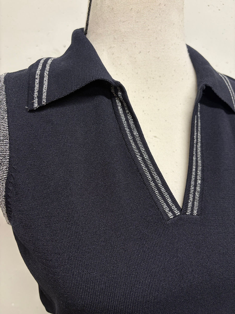 Miniaturbild: Dunkelblaues Polo-Shirt mit silbernen Streifen. Ein eleganter Look.