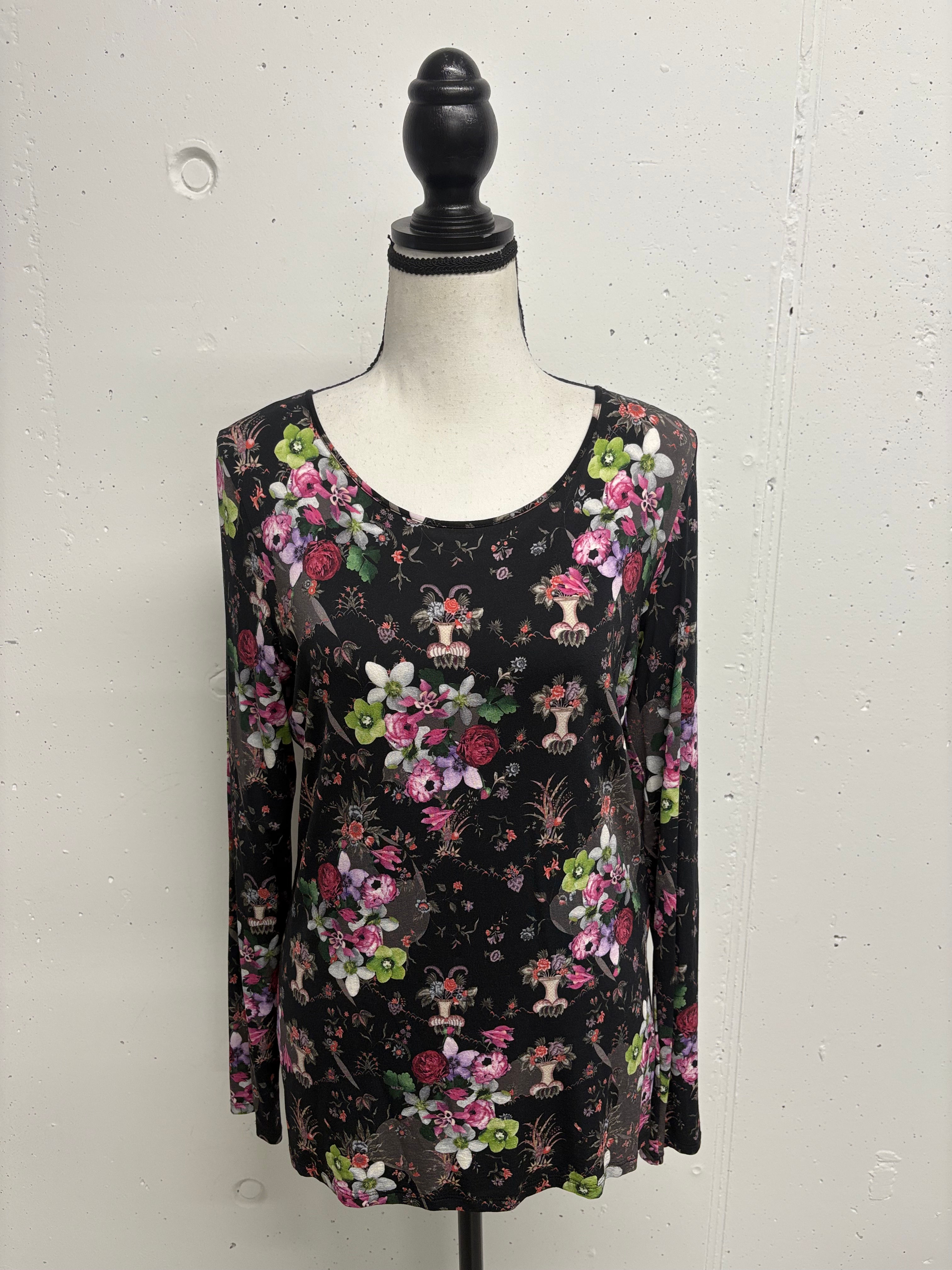 Schwarzes Langarmshirt mit Blumenmuster auf einer Schaufensterpuppe. NKN NEKANE romantische Bluse Gr. S.