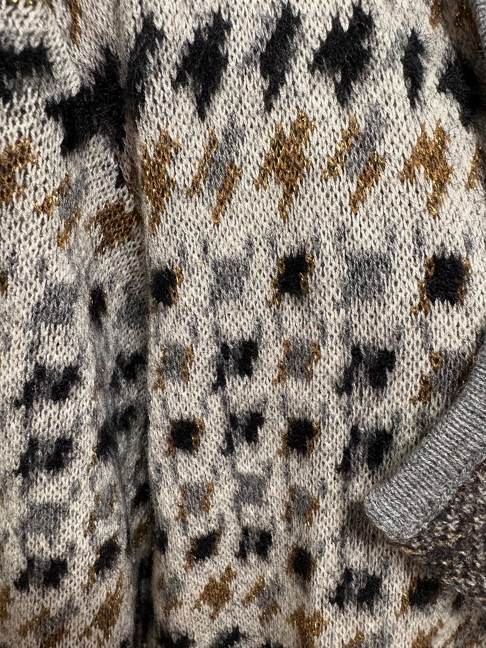 Miniaturbild: Nahaufnahme eines Strickpullovers mit farbenfrohem Muster im Detail für Mode.