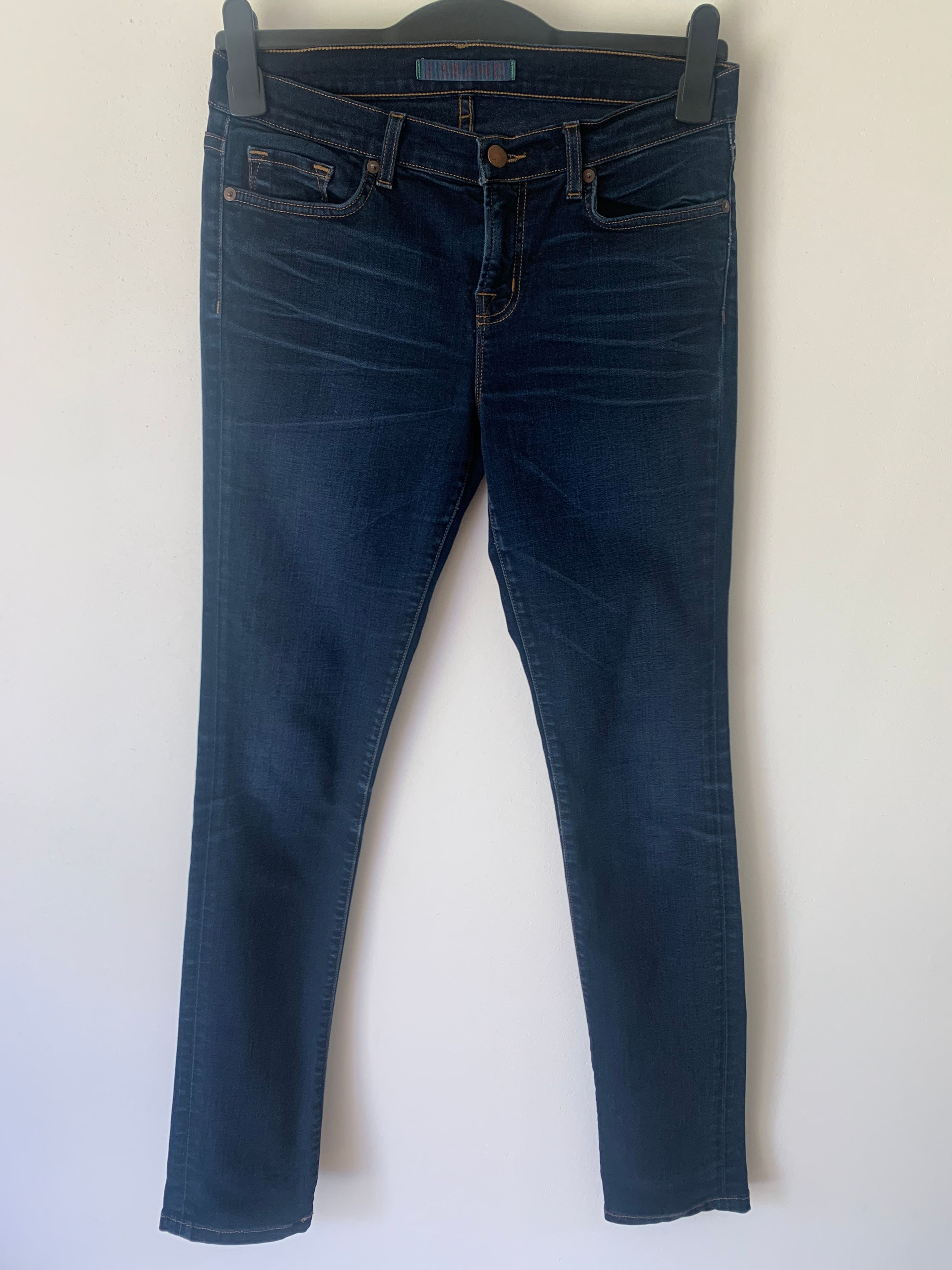 Dunkelblaue Jeans auf hellem Hintergrund, perfekt für den Alltag oder Büro