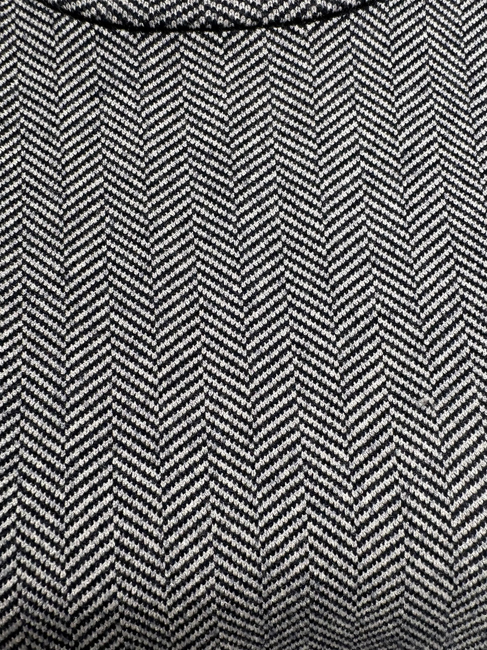 Miniaturbild: Schwarz-weißes Fischgrätenmuster Stoff. EMPORIO ARMANI Culotte aus Wolle Gr. 34 (NP 300.-) Textur Detail