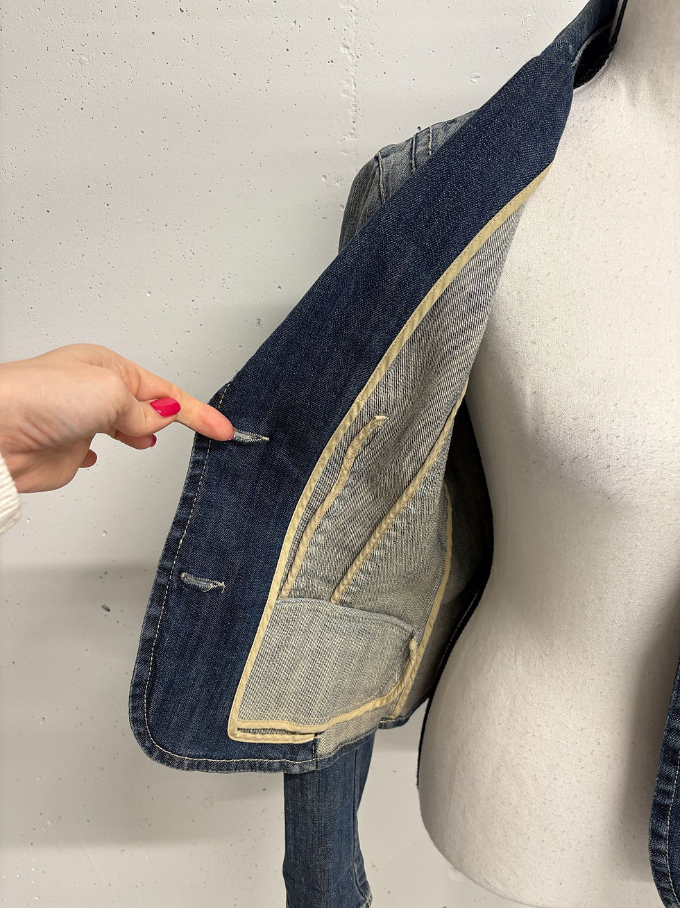 Miniaturbild: Hand zeigt Innenseite der Jeansjacke, HUGO BOSS Jeansjacke Gr. 36. Detailansicht, Innentasche.