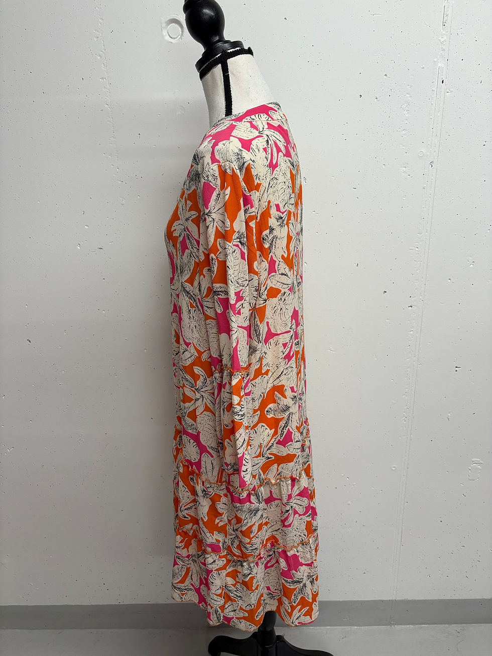 Floral print dress on a mannequin COS maritimes Kleid Gr. S simple background.