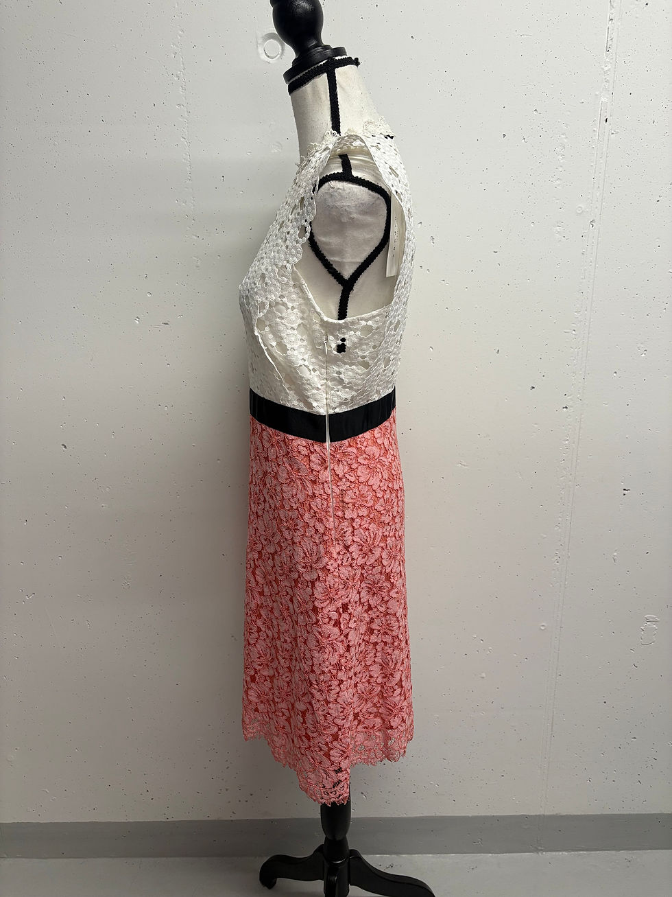 Miniaturbild: Weißes Kleid mit Spitze und korallenfarbenen Rock, elegante Mode.